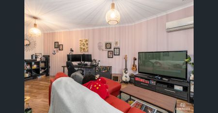 Top-Floor Apartment with Stunning City & Hills Views - Photo 2