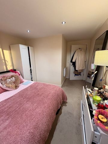 Room in a Shared Flat, Bassett House, SW19 - Photo 4