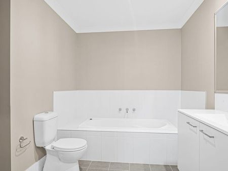 Bright, modern 4 bedroom home - Photo 4