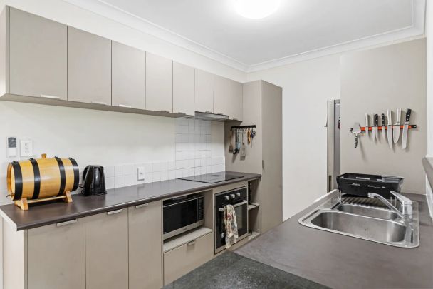 3 level townhouse with city views - Photo 1