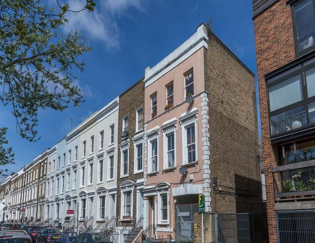 Stunning two bedroom property set on the first floor of period conversion - Photo 1