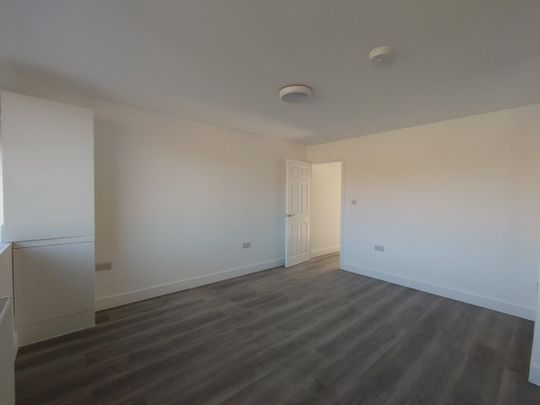 2 Bed Flat, Swindon Close, IG3 - Photo 1