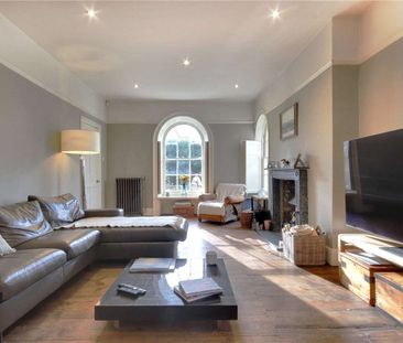 A fine Grade ll listed Regency townhouse in this exceptional 'old v... - Photo 5