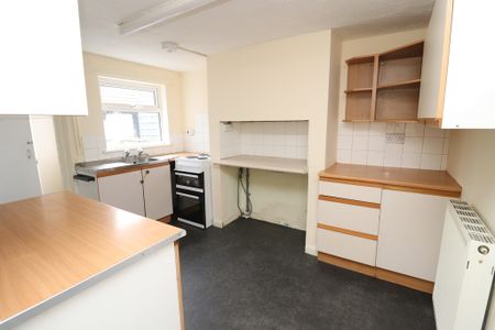 2 bedroom Mid Terraced House to let - Photo 5