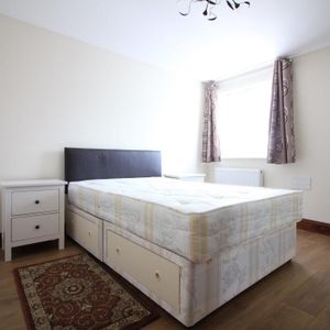 Sandown Close, Hounslow - Photo 2