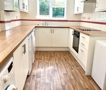 3 Bed Semi-Detached House, Broadlands Road, SO17 - Photo 2