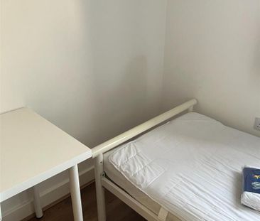 4 bedroom end of terrace house to rent - Photo 3