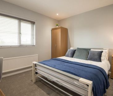 4 bedroom semi-detached house to rent - Photo 3