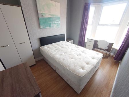 1 bedroom in a house share to rent - Photo 2