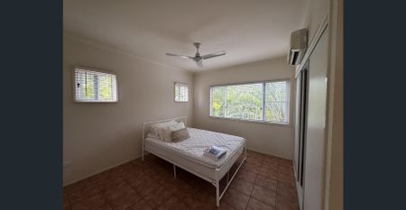 Sunlit Coastal Retreat in Hazelwood Gardens, Steps from Whitsunday Parkland - Photo 2