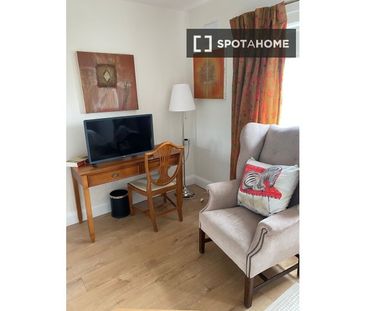 Ensuite room for rent in a 3 bedroom house in Sandymount - Photo 6