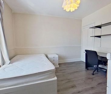 4 bedroom semi-detached house to rent - Photo 6