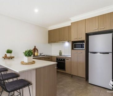 Pristine modern 3 bedroom townhouse - Photo 6