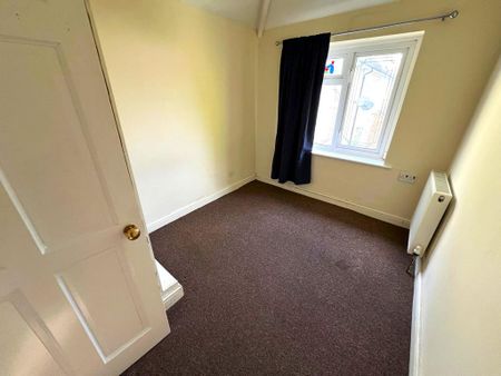 4 bedroom semi-detached house to rent - Photo 5