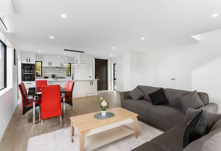 Magnificent in Manurewa - Photo 2