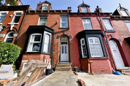 4 bedroom House in Burley Road (4 Bed), Leeds - Photo 2