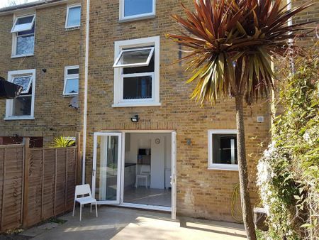 1 bedroom in a house share to rent - Photo 5