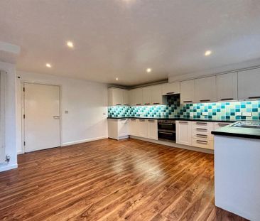 4 bedroom end of terrace house to rent - Photo 2