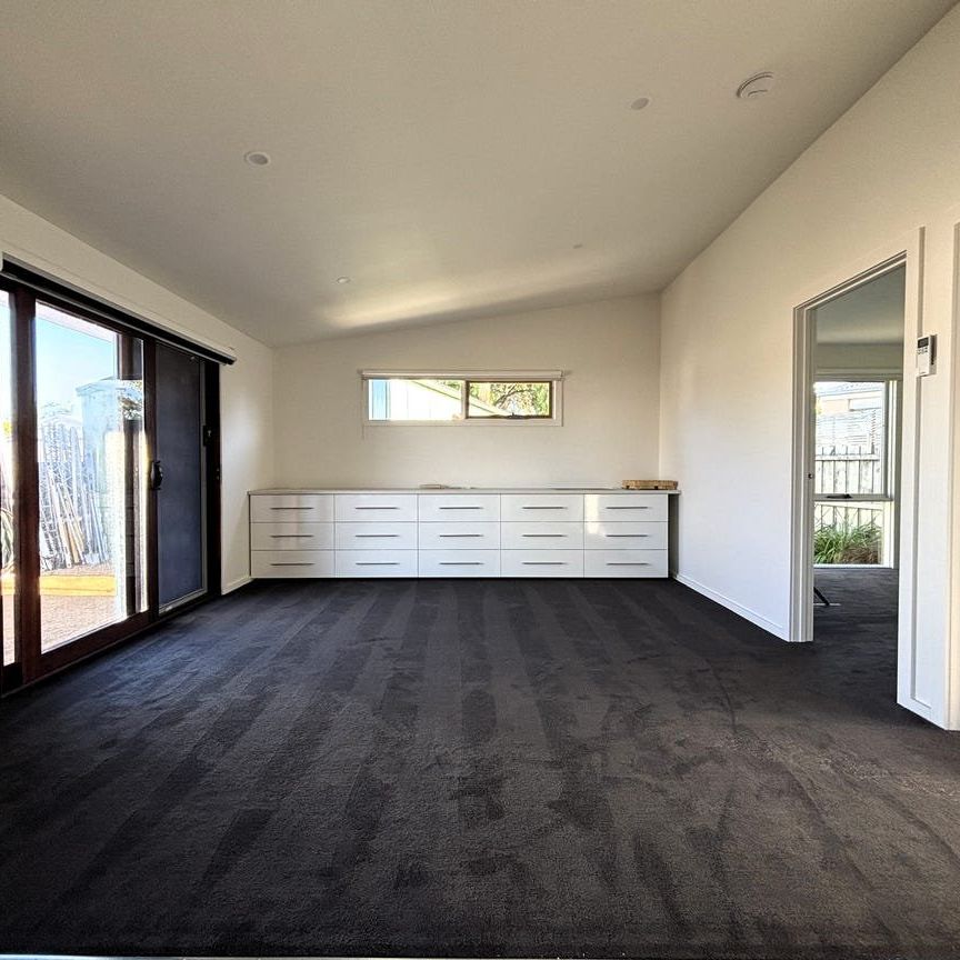 Dual Living!- 4 bedroom 2 bathroom and 2 kitchens! - Photo 1
