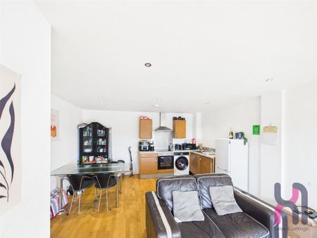 2 bedroom flat to rent - Photo 2