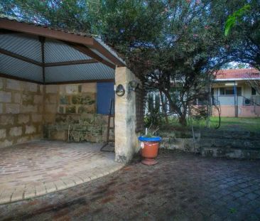 “Family home in Blue Ribbon Location” - Photo 6