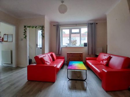 4 bedroom semi-detached house to rent - Photo 3