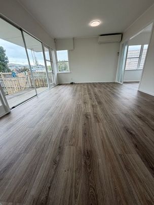 Newly Renovated 3BR Townhouse in Pakuranga Heights - Photo 1