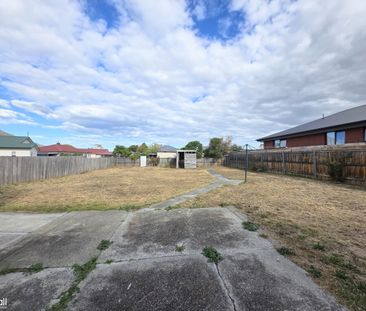 Charming Renovated Family Home with Large Garage and Spacious Garden - Photo 2