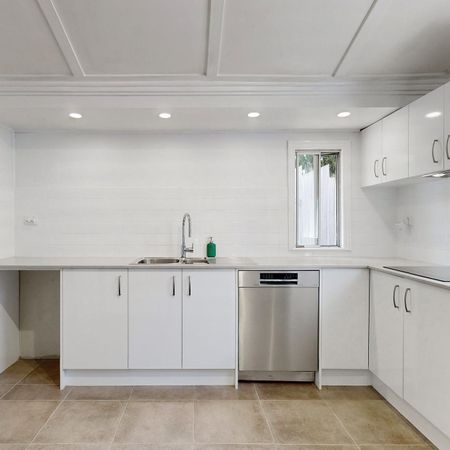 Wonderful Family Home - Awesome Kitchen - Great Entertainer - Photo 3