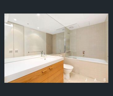 Waterfront living in the heart of Docklands - Photo 3