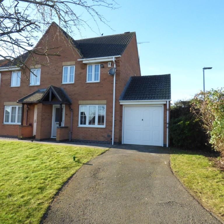 3 bedroom semi-detached house to rent - Photo 1