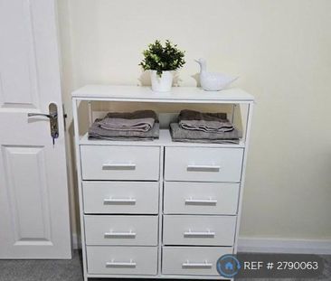 1 bedroom in a house share to rent - Photo 2