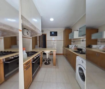 Room in a shared 7-bedroom apartment for rent in Lisbon. - Photo 3