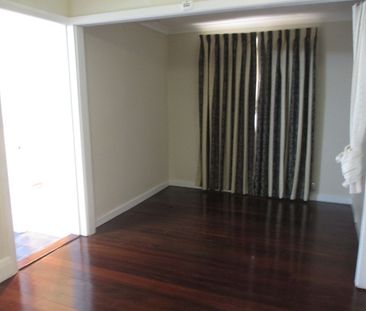 Cute cottage with a large shed and a granny flat! - Photo 2