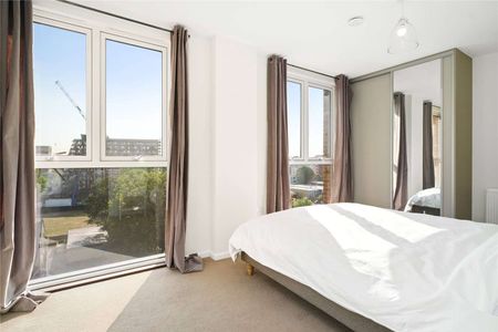 A stylish three bedroom penthouse apartment with balcony and parking. - Photo 5