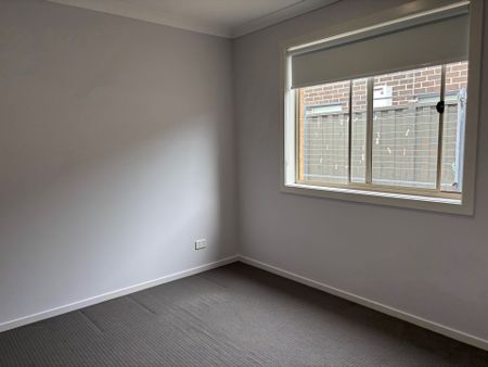 Great Family Living in Roxburgh Park - Photo 2