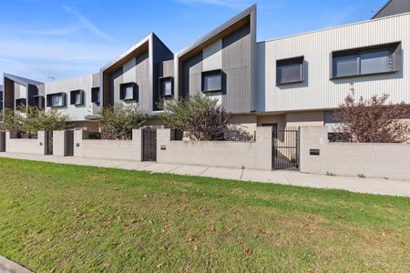 10 Slattery Place, Pakenham VIC 3810 - House For Rent | Domain - Photo 4