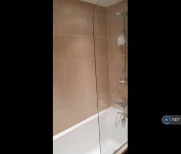 1 bedroom in a flat share to rent - Photo 6