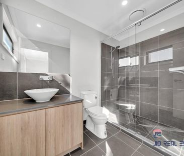 Modern & Specious 4 Bedroom North Facing Townhouse in Thornhill Park - Photo 4