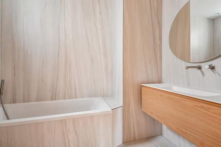 Location Appartement 5 pièces 176m² PARIS 16ème - Photo 4