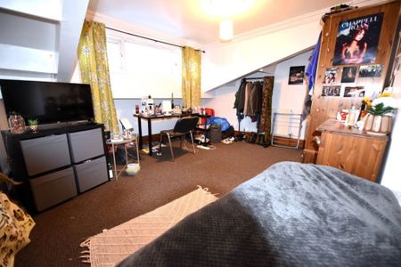 6 bedroom House in Manor Drive, Leeds - Photo 3