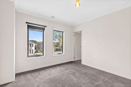 Spacious 4-Bedroom Home in South Morang - Photo 3