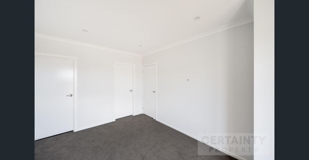 Stylish 3-Bedroom Home in Thriving Charlemont – Close to Beaches & Shopping - Photo 1