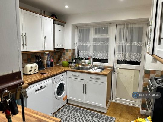 1 bedroom in a house share to rent - Photo 1