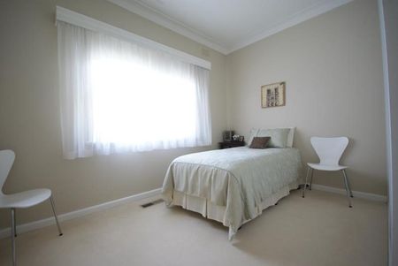 Family Living in Burwood - Photo 2