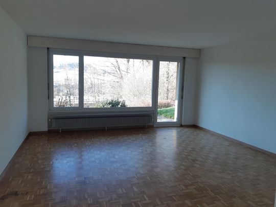grosszügige 2.5-Zimmerwohnung mit Gartensitzplatz - Photo 1