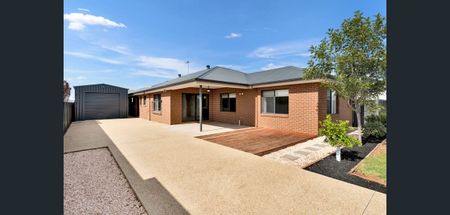 4 Bedroom Home & Room For The Tradie Or Caravan Owner - Photo 2