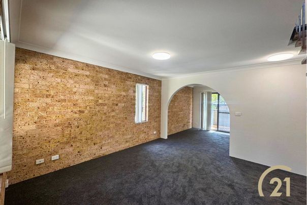 Spacious Newly Renovated 2 Bedroom Home&excl; - Photo 1