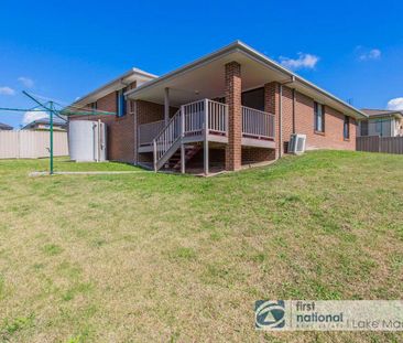 Beautiful Family Home Backing Onto a Peaceful Reserve - Photo 6