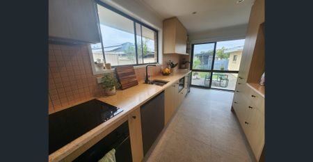 Beautifully Renovated 2-Bedroom 1 Bathroom Duplex - MIAMI - Photo 5